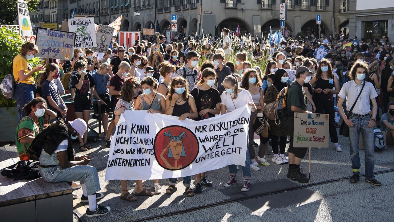 Une manifestation pour la protection du climat à Berne. [Keystone - Peter Schneider]