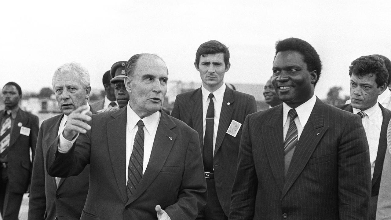 François Mitterrand (à gauche) et Juvenal Habyarimana, le 10 décembre 1984. [AFP - GEORGES GOBET]
