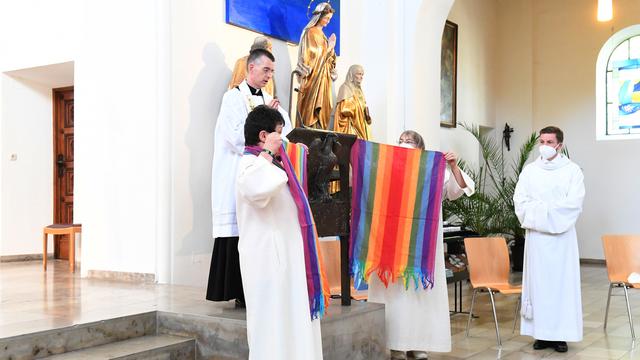 Bénédiction d'un couple de femmes dans une église de Munich, 09.05.2021. [DPA/Keystone - Felix Hörhager]