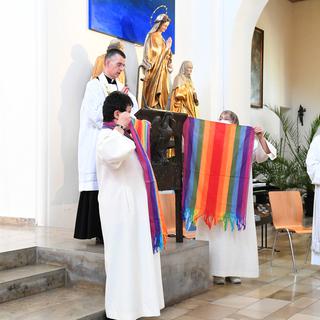 Bénédiction d'un couple de femmes dans une église de Munich, 09.05.2021. [DPA/Keystone - Felix Hörhager]