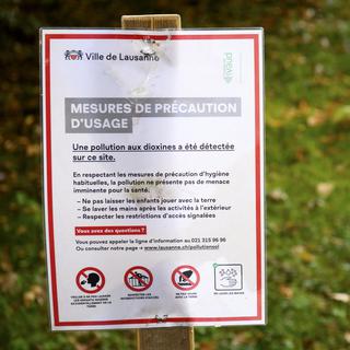 Un panneau d'information sur la pollution des sols à la dioxine, le 11 octobre 2021. [Keystone - Laurent Gillieron]