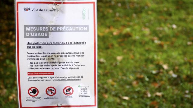 Un panneau d'information sur la pollution des sols à la dioxine, le 11 octobre 2021. [Keystone - Laurent Gillieron]