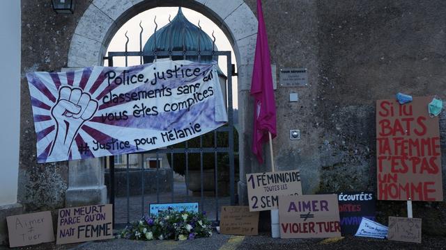 Une manifestation à Porrentruy (JU) pour dénoncer la décision de classement d'une plainte déposée après un féminicide. [RTS - Gaël Klein]