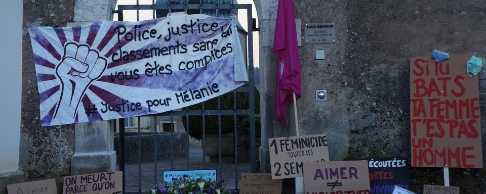 Une manifestation à Porrentruy (JU) pour dénoncer la décision de classement d'une plainte déposée après un féminicide. [RTS - Gaël Klein]