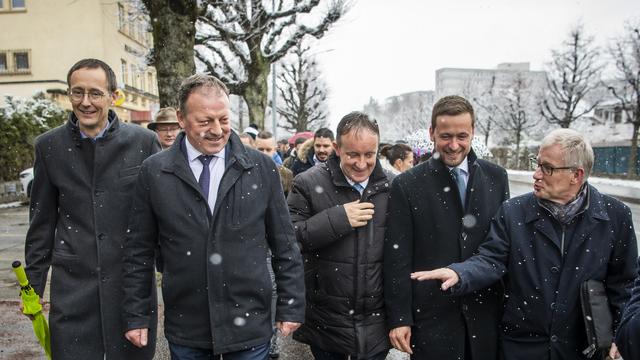 Les nouveaux membres de la droite au Conseil d'Etat fribourgeoise avec de gauche a droite, Olivier Curty (Le Centre), Didier Castella (PLR) Philippe Demierre (UDC)  Romain Collaud (PLR) et Jean-Pierre Siggen (Le Centre). [Keystone - Jean-Christophe Bott]