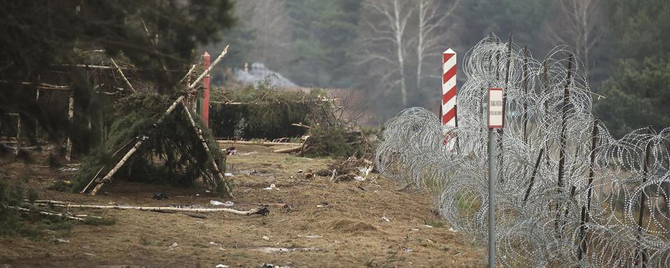 La construction d'un mur sur la frontière entre la Pologne et la Biélorussie. [KEYSTONE - LEONID SHCHEGLOV]