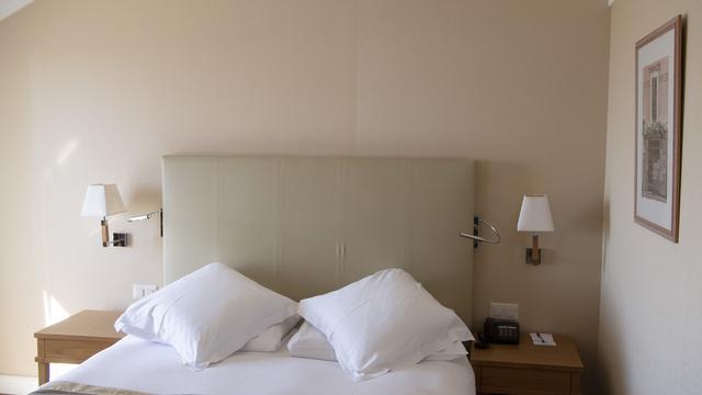 Une chambre vide dans un hôtel à Lausanne. [Keystone - Jean-Christophe Bott]