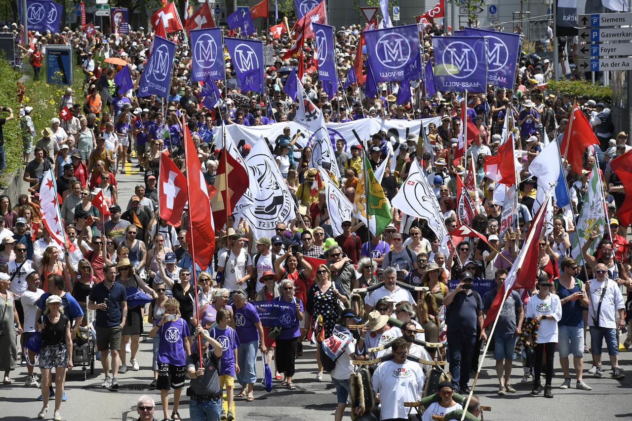 Le jour de la votation du 13 juin, notamment sur la loi Covid-19, une manifestation des opposants aux mesures sanitaires a eu lieu à Zoug. [KEYSTONE - WALTER BIERI]