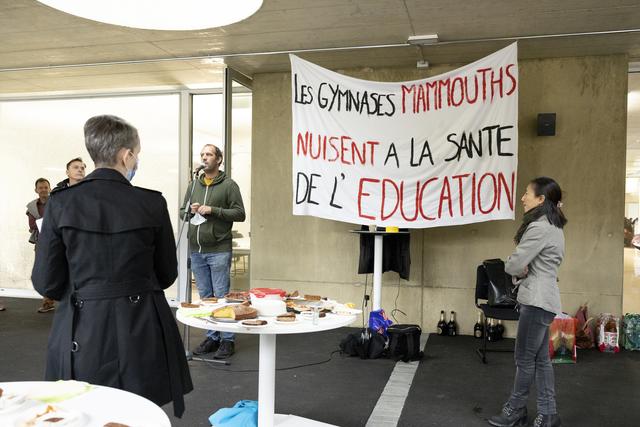 Une banderole dénonçant la grandeur du gymnase photographiée lors de l'inauguration de l'extension du gymnase de Burier, le 4 octobre 2021 à La Tour-de-Peilz. [KEYSTONE - NOEMI CINELLI]