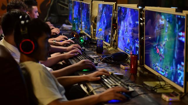 En Chine, les jeux vidéos en ligne seront limités à 3h par semaine pour les mineurs. [Reuters - Stringer]