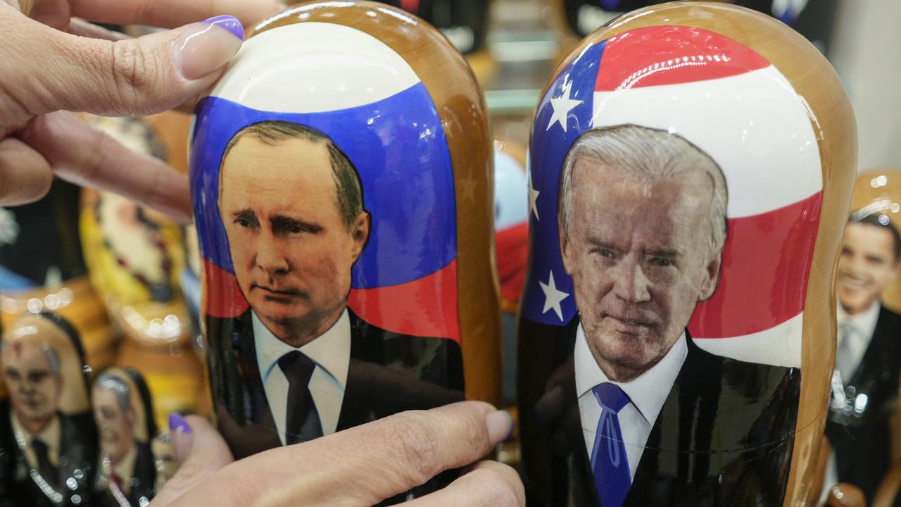 Vladimir Poutine et Joe Biden doivent s'entretenir en vidéoconférence mardi sur la situation en Ukraine. [Keystone/AP Photo - Pavel Golovkin]