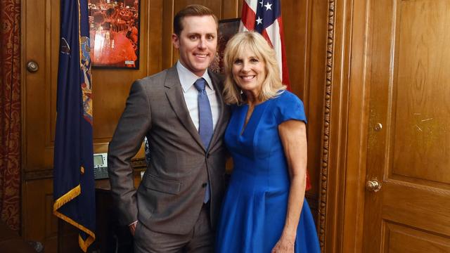 Scott Miller aux côtés de Jill Biden lors d'une cérémonie à New York, en 2017. [AFP/Getty - Ilya S. Savenok]