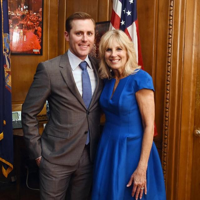 Scott Miller aux côtés de Jill Biden lors d'une cérémonie à New York, en 2017. [AFP/Getty - Ilya S. Savenok]