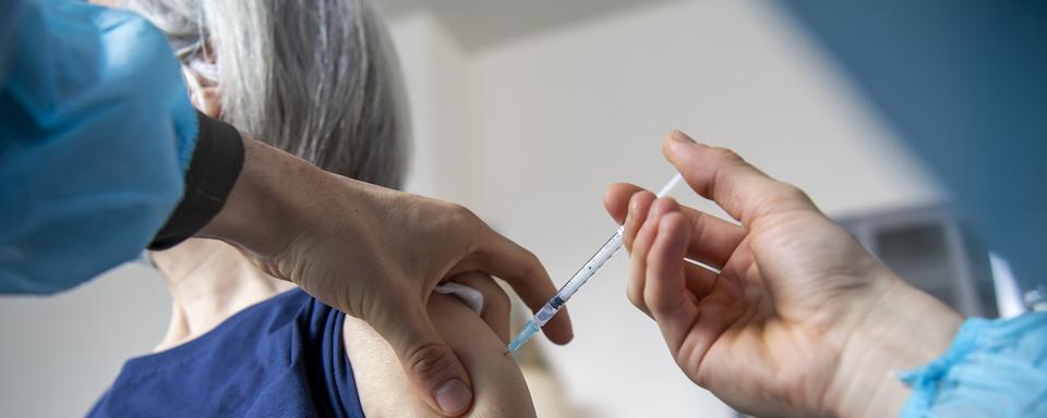 Le taux de vaccination des seniors varie d'un canton à l'autre. [Keystone - Martial Trezzini]