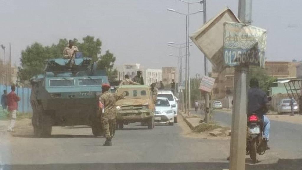 Des soldats soudanais bloquent la route après une tentative de coup d'État ratée à Khartoum. Soudan, le 21 septembre 2021. [Anadolu Agency via AFP - Mahmoud Hjaj]