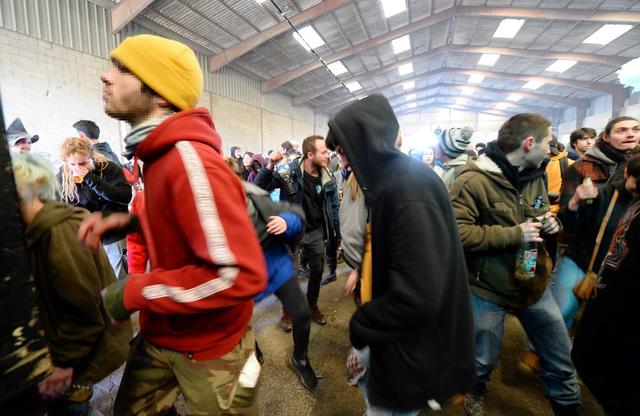 Une rave-party dans un hangar désaffecté à Lieuron, à 40 kilomètres au sud de Rennes, le 1er janvier 2020. [AFP - Jean-François Monier]