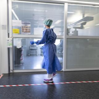 Une infirmière dans un hôpital de Schwyz, le 22 octobre 2020. [Keystone - Gaetan Bally]