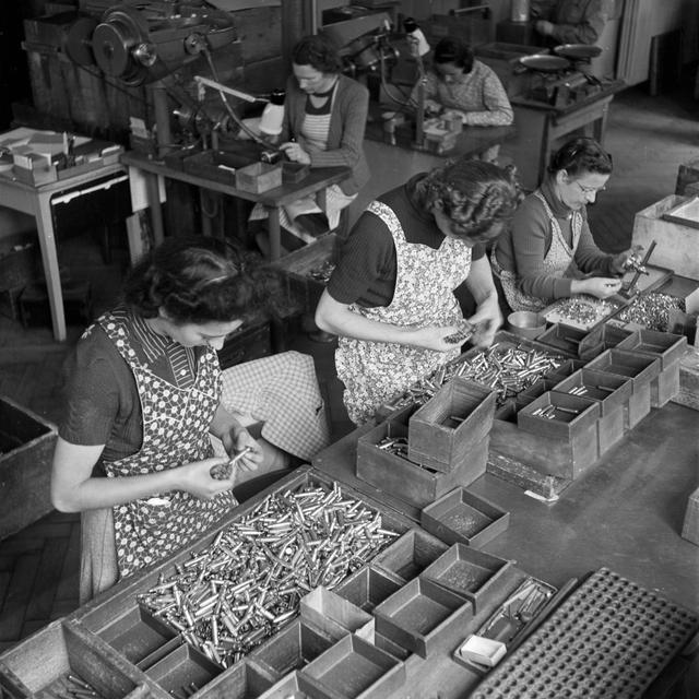 Des femmes trient des cartouches à Thoune en 1941. [Keystone/Photopress-Archiv - H. RH.]