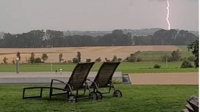 Un éclair dans la région de Domdidier (FR), le vendredi 30 juillet 2021 [Rodrigo Mardones]