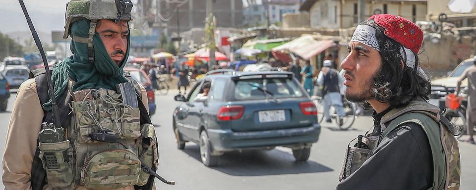 Talibans à un point de contrôle instauré à Kaboul, 16.08.2021. [EPA/Keystone]