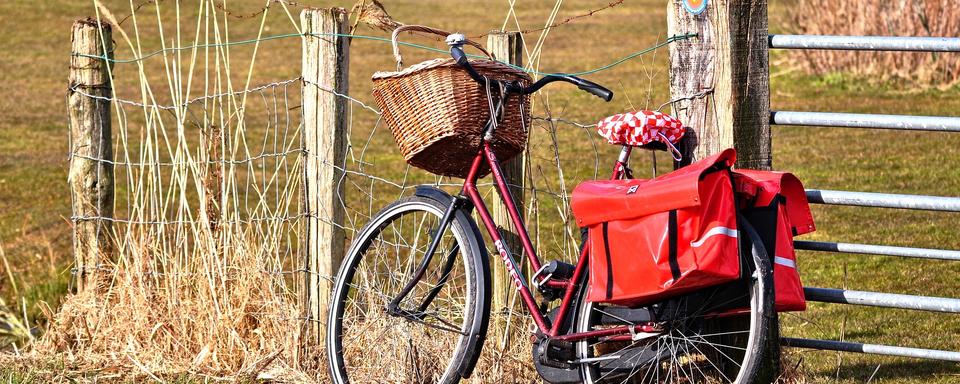 Une bicyclette rétro dans la campagne. [Pixabay]