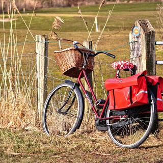 Une bicyclette rétro dans la campagne. [Pixabay]