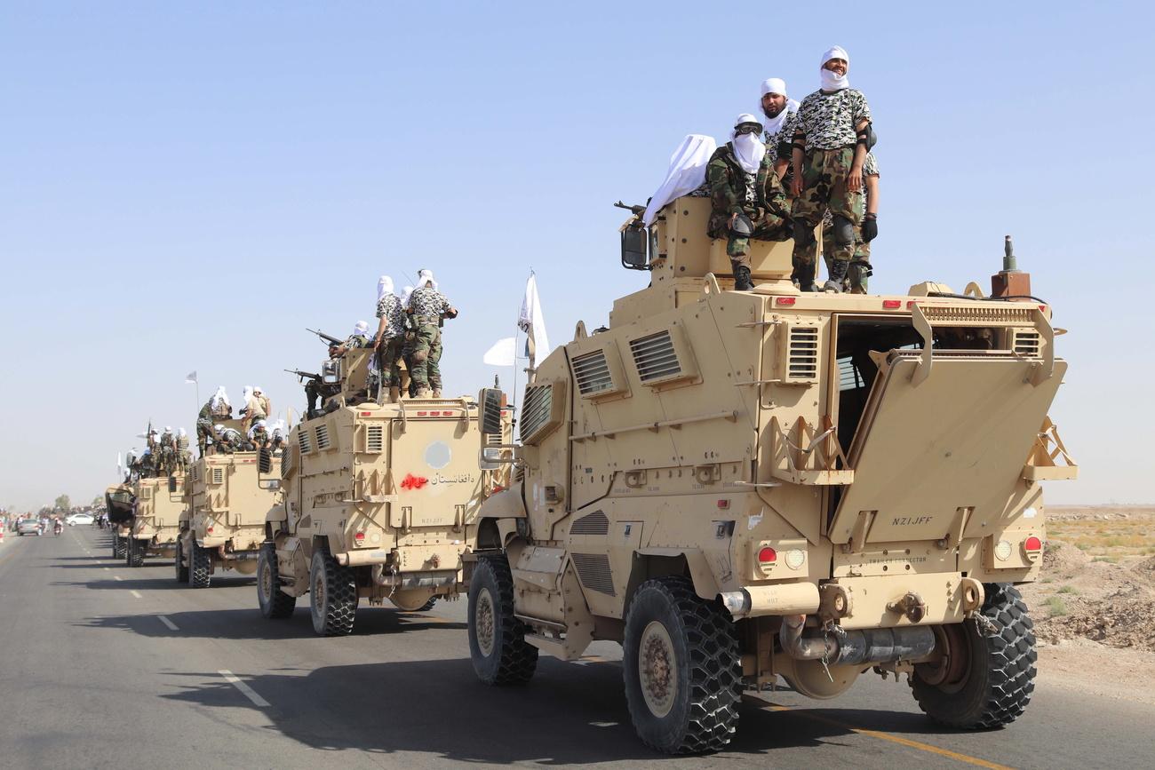 Les forces talibanes défilent pour célébrer le départ des Américains. [Keystone - STRINGER]