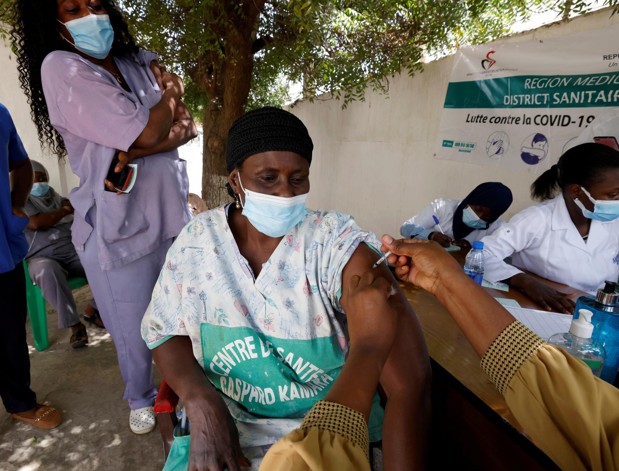 Une personne travaillant dans le domaine de la santé reçoit un vaccin contre le Covid-19, à Dakar, en février 2021. [Reuters - Zohra Bensemra/File Photo]