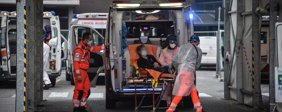 Une ambulance avec un patient atteint du Covid à Monza, en Italie. [Keystone - EPA/Matteo Corner]