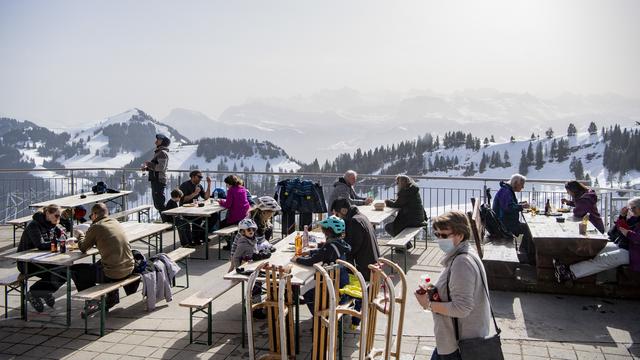 Les terrasses des domaines skiables de Suisse centrale restent ouvertes pour le moment, malgré la décision du Conseil fédéral. [KEYSTONE - URS FLUEELER]