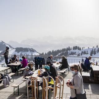 Les terrasses des domaines skiables de Suisse centrale restent ouvertes pour le moment, malgré la décision du Conseil fédéral. [KEYSTONE - URS FLUEELER]