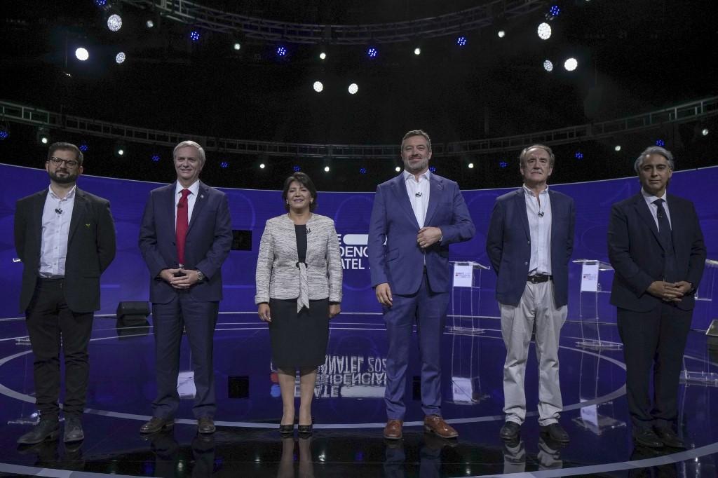 Les candidats à la présidence du Chili lors d'un débat télévisé le 15 novembre 2021. De gauche à droite, Gabriel Boric de la coalition Apruebo Dignidad, Jose Antonio Kast du Partido Republicano, Yasna Provoste du parti Unidad Constituante, Sebastian Sichel pour la coalition gouvernementale de centre-droit, Eduardo Artes du Partido Comunista Accion Proletaria et Marco Enriquez-Ominami du Partido Progresista. [AFP - Esteban Felix / Pool]