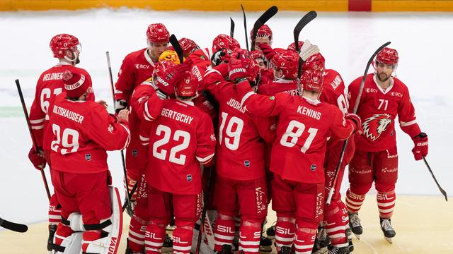 Les Lausannois se congratulent après leur victoire face à Ambri. [Pascal Muller]