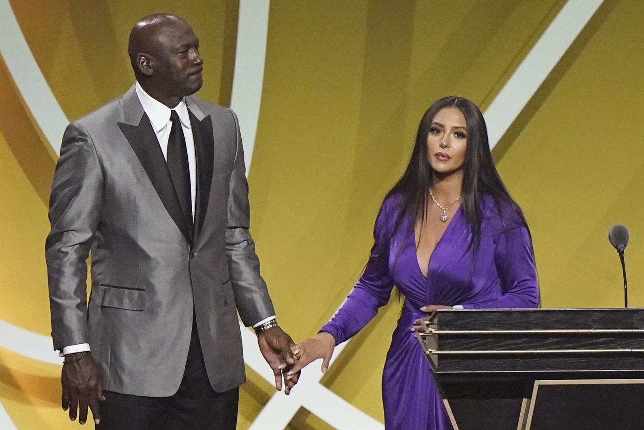 Vanessa, l'épouse de Kobe Bryant, était accompagné de Michael Jordan. [KEYSTONE - Kathy Willens]