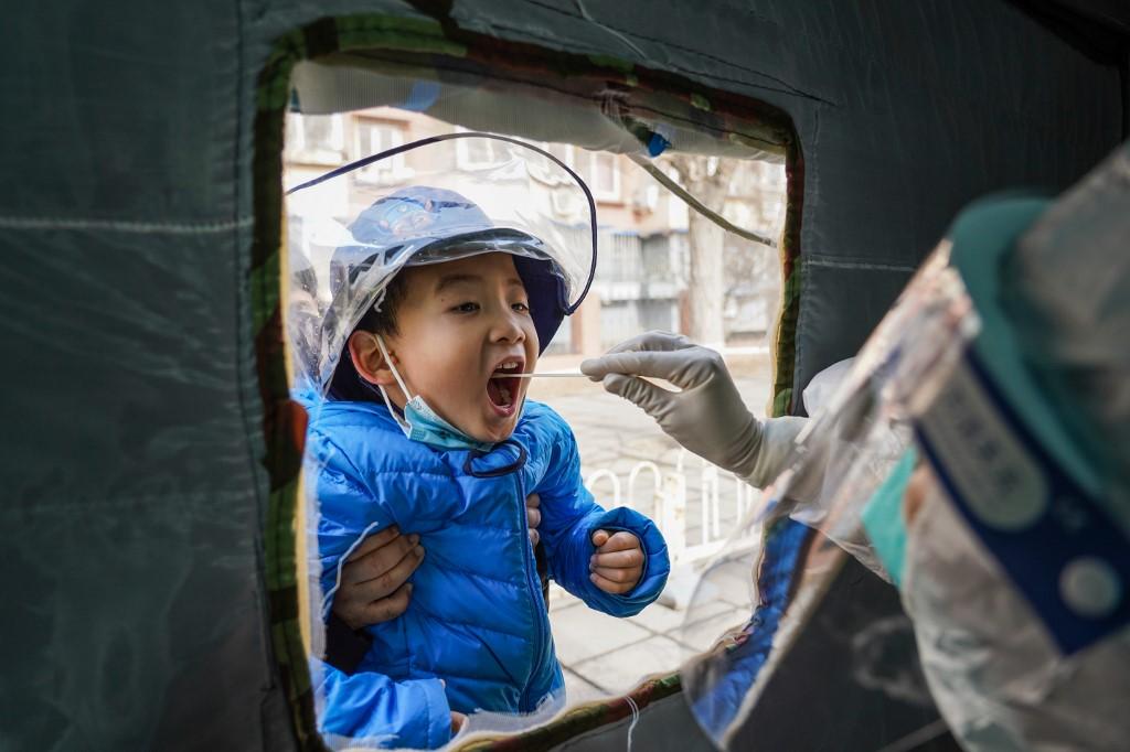 La Chine a commencé une seconde campagne massive de tests Covid-19 à l'acide nucléique. Un enfant est testé à Pékin le 26 janvier 2021. [Xinhua via AFP - Peng Ziyang]