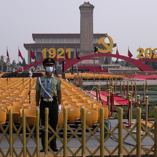 Un policier chinois sur la pace Tiananmen. [AP Photo/Keystone - Andy Wong]