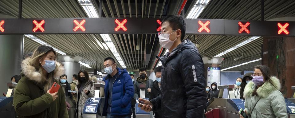 Vols annulés, gares moins bondées qu'à l'accoutumée et incitations à rester à la maison: la crainte d'une reprise de l'épidémie en Chine gâche les préparatifs des vacances du Nouvel an lunaire. [KEYSTONE - MARK SCHIEFELBEIN]