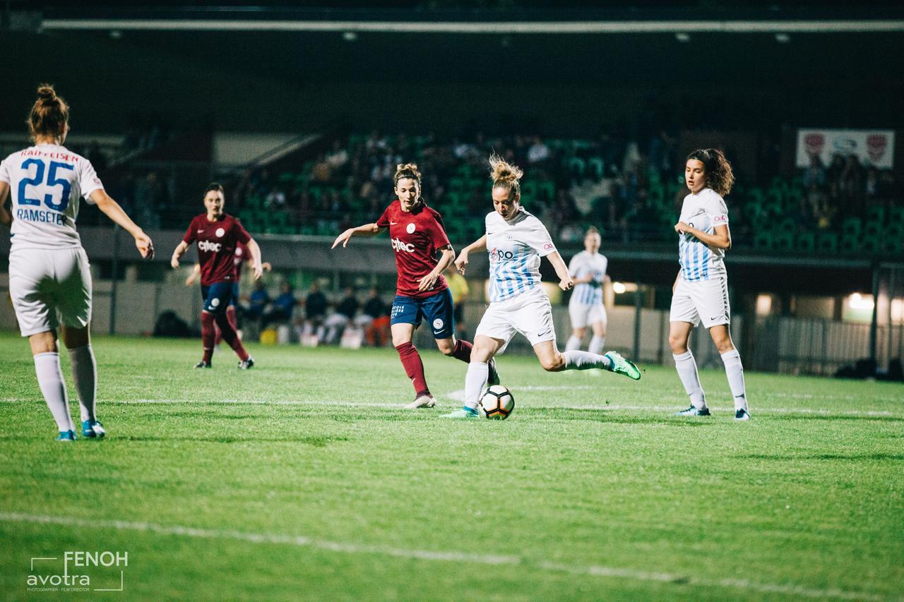 Les Servettiennes face au FC Zurich de Caroline Abbé. [Fenoh Avotra - Servette FCCF]