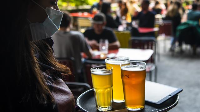 Environ 4% des cas de cancer détectés l'an dernier dans le monde (soit 740'000) sont liés à la consommation d'alcool, y compris modérée. Des estimations qui proviennent du Centre international de recherche sur le cancer (CIRC) et qui ont été publiées mercredi. [KEYSTONE - JEAN-CHRISTOPHE BOTT]