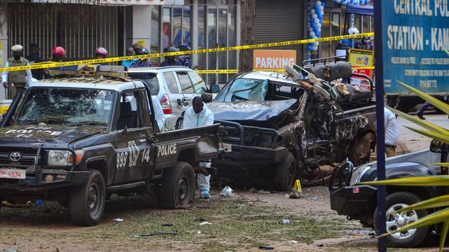 Au moins trois personnes ont été tuées et 33 blessées mardi lors d'un double "attentat-suicide" dans la capitale ougandaise Kampala, a affirmé la police. Ces attaques ont été revendiquées par le groupe Etat islamique (EI). [AFP - LAWRENCE KITATTA]