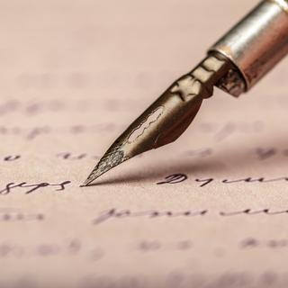 Lettre manuscrite et stylo plume (image d'illustration). [Depositphotos - Fotofabrika]