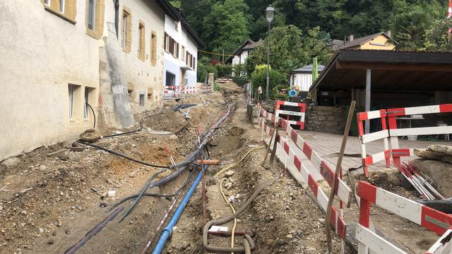 Canalisations à ciel ouvert sur un chemin éventré par les eaux à Cressier (NE). [RTS - Deborah Sohlbank]