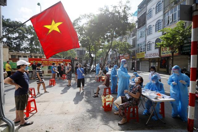 Des personnes sont testées pour le Covid-19 à Hanoï. Vietnam, le 31 août 2021. [Keystone/epa - Luong Thai Linh]