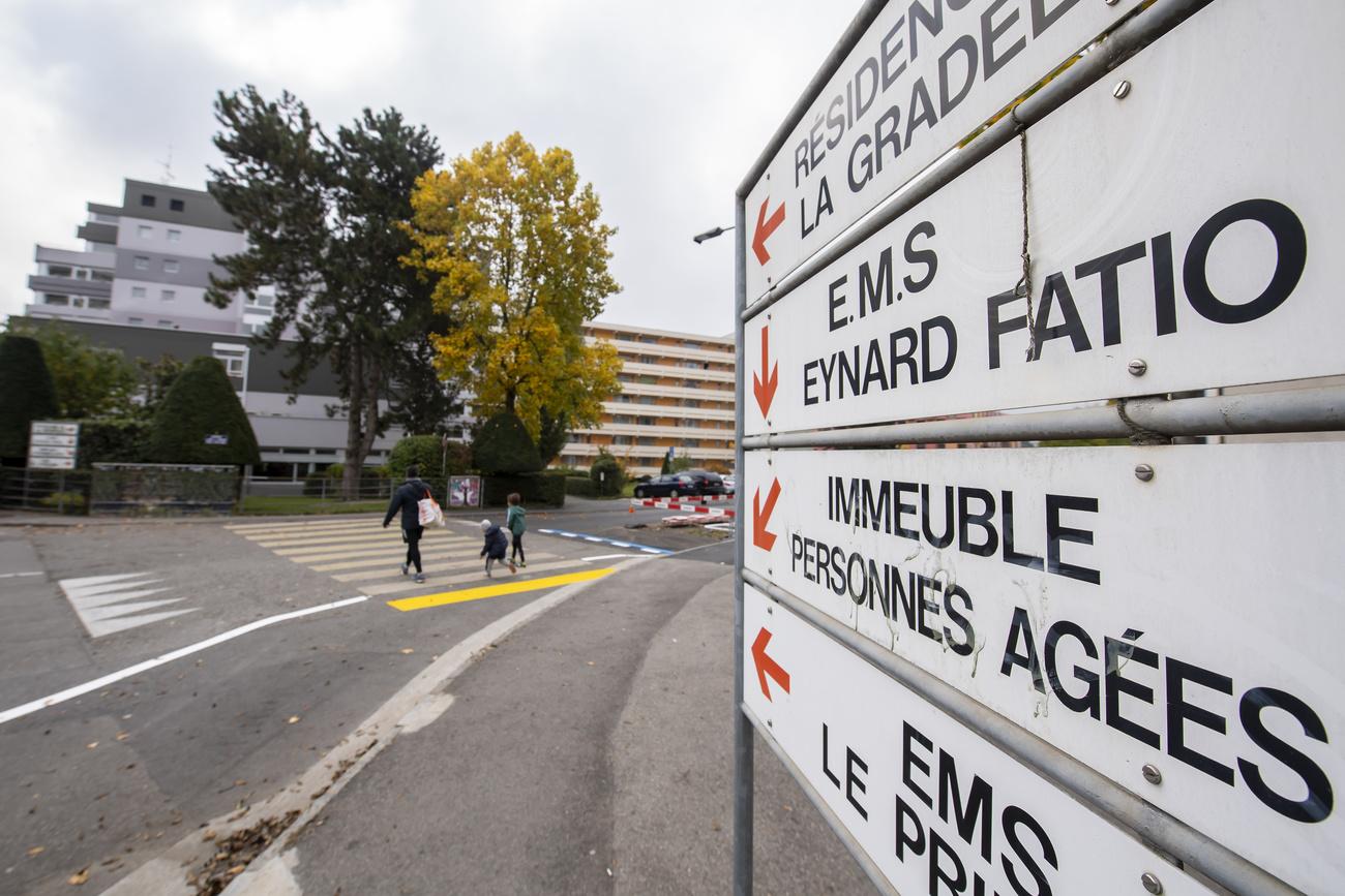 Un panneau indiquant la direction de l'EMS Eynard-Fatio à Chêne-Bougeries (GE). [Keystone - Martial Trezzini]