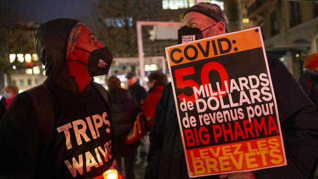 Manifestation en faveur d'une dérogation aux droits de propriété intellectuelle pour les vaccins et les fournitures COVID-19, à Genève, mardi 30 novembre 2021. Le rassemblement était organisé en marge d'une réunion de l'Organisation mondiale du commerce (OMC). [KEYSTONE - Salvatore Di Nolfi]