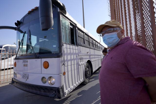 Des bus emmènent les migrants dans des camps installés autour de McAllen. [Keystone/AP - Julio Cortez]