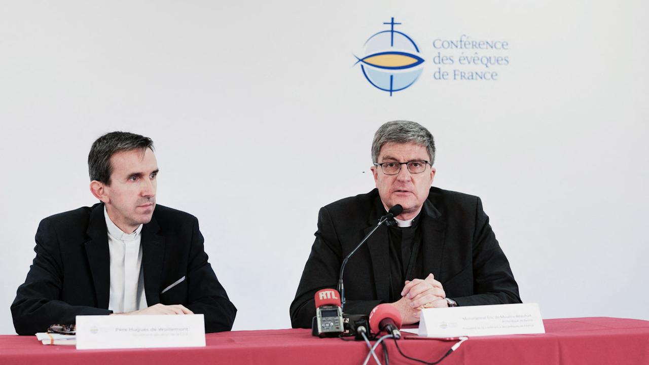 Mgr Eric de Moulins-Beaufort (dte) devant la presse à Lourdes, 05.11.2021. [Hans Lucas/AFP - Laurent Ferriere]
