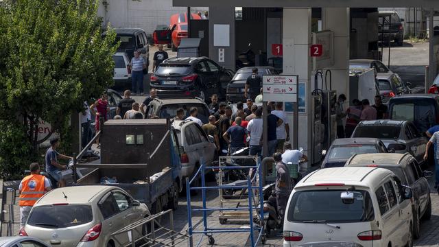 Une file d'attente pour de l'essence à Beyrouth le 28 août 2021. [AP Photo/Keystone - Hassan Ammar]