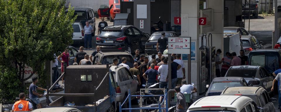 Une file d'attente pour de l'essence à Beyrouth le 28 août 2021. [AP Photo/Keystone - Hassan Ammar]