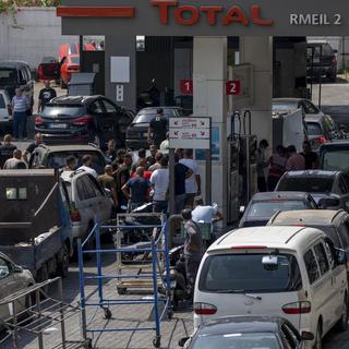 Une file d'attente pour de l'essence à Beyrouth le 28 août 2021. [AP Photo/Keystone - Hassan Ammar]